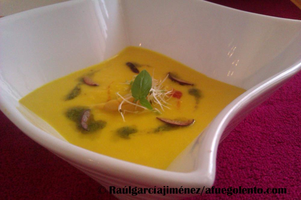 Gazpacho de maíz con cerezas, brotes de alfalfa y aceite de albahaca