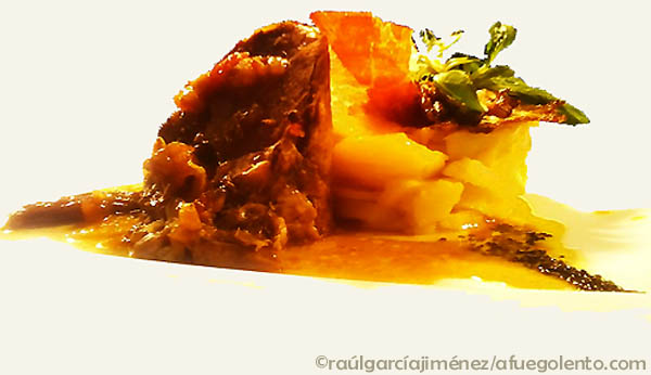 Estofado de rabo de toro relleno de foie con patatas confitadas al aroma de romero, sal volcánica y cremoso de maíz