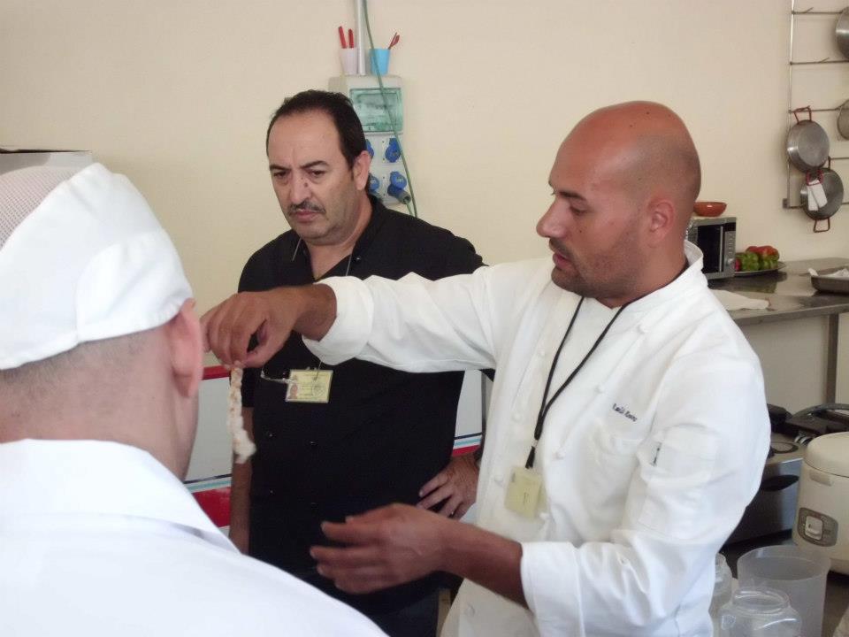 De negro el profesor de los cursos del centro Tomas Maroto