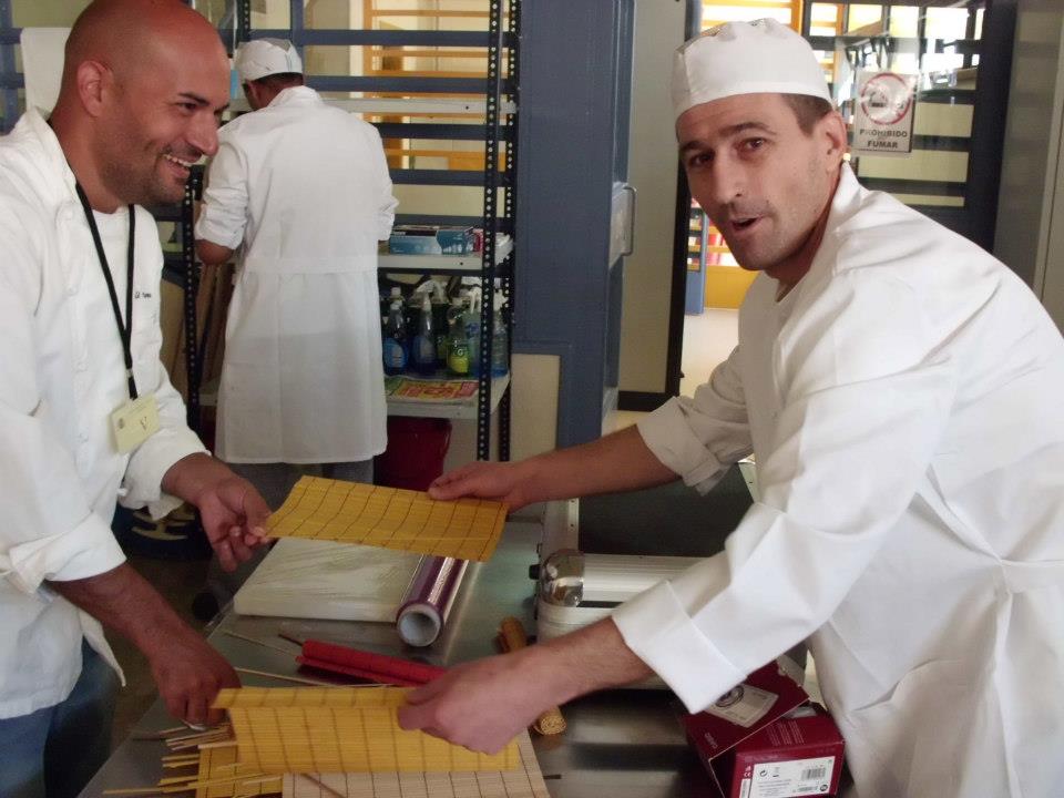 Con uno de los alumnos haciendo esterillas caseras para sushi.