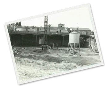 Construcción de la primera fábrica