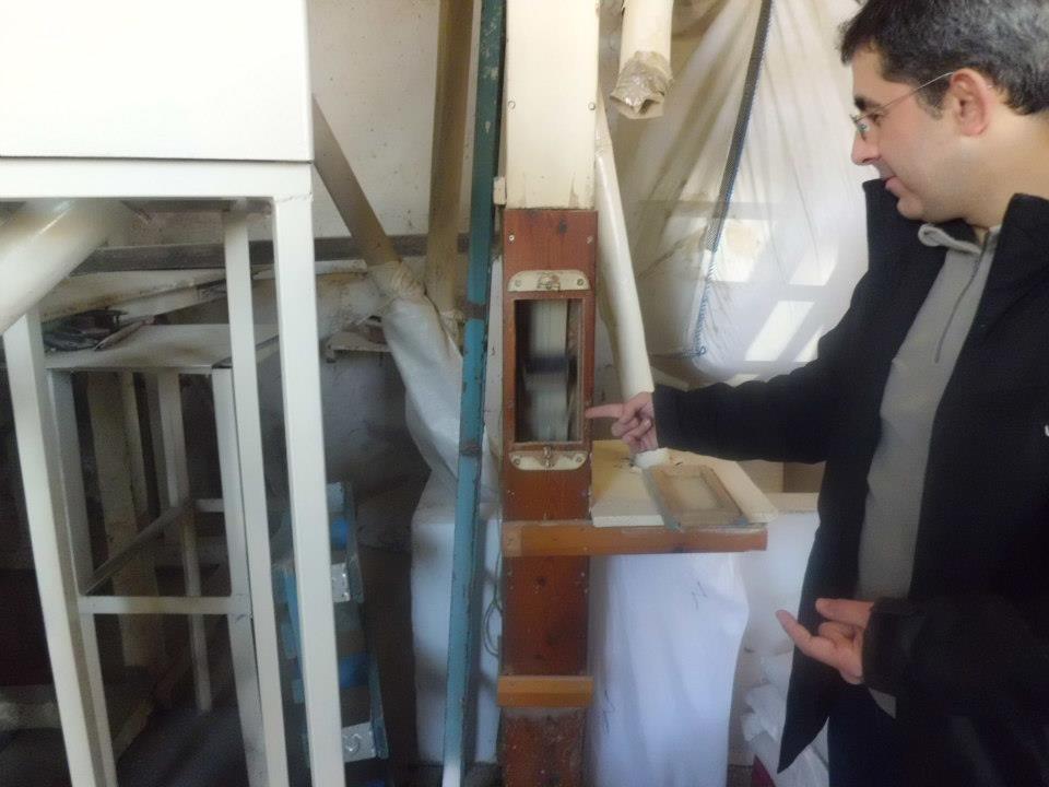 Rafelet nieto enseñandonos por donde sube el arroz grano en cascara