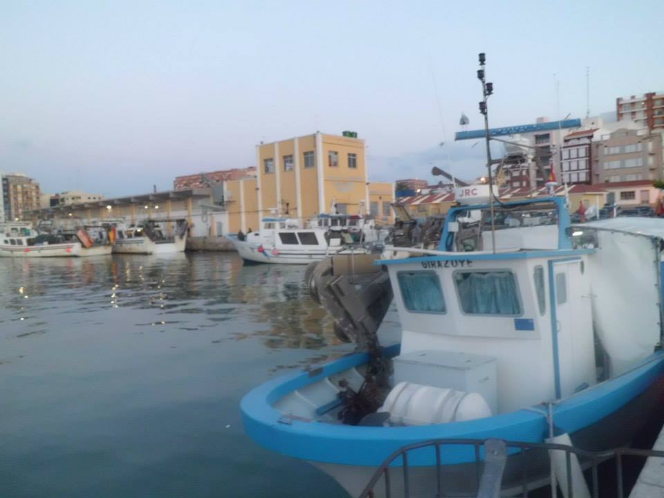 El barco de pesca de trasmallo Girayoze ya atracado en puerto