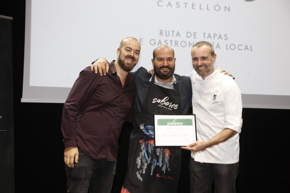 Raúl Resino recibiendo el premio de manos de Rodrigo de la Calle y Pedro Sales