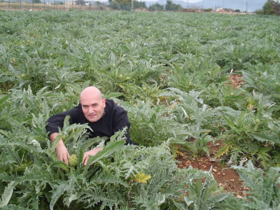 Raul Resino en un huerto local, cortando las famosas alcachofas con D.O Benicarló