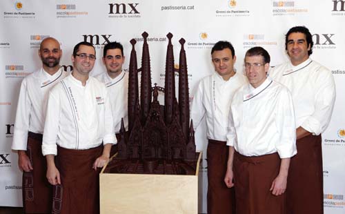 Profesores de la Escuela de Pastelería y la mona de la Sagrada Familia