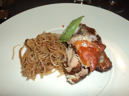 Lechón asado al momento, con chalotas glaseadas y fideos de arroz con soja