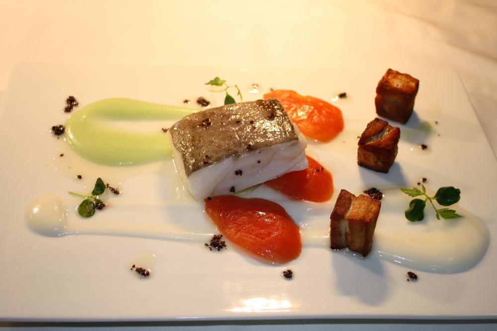 Bacalao con duo de pil - piles, petalos de tomate y panceta confitada