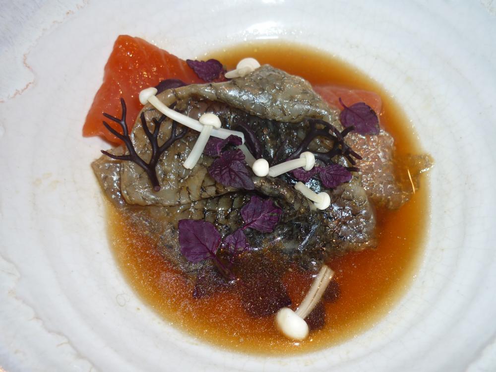 Salmón marinado, con caldo dashi, su piel y enokis