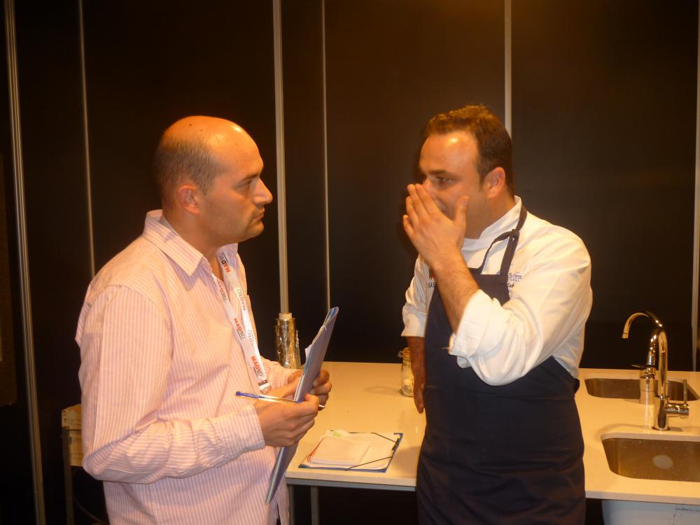 Angel León explicandole a Raúl Resino, los embutidos marinos