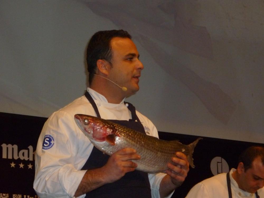 Angel León enseñando el Albur