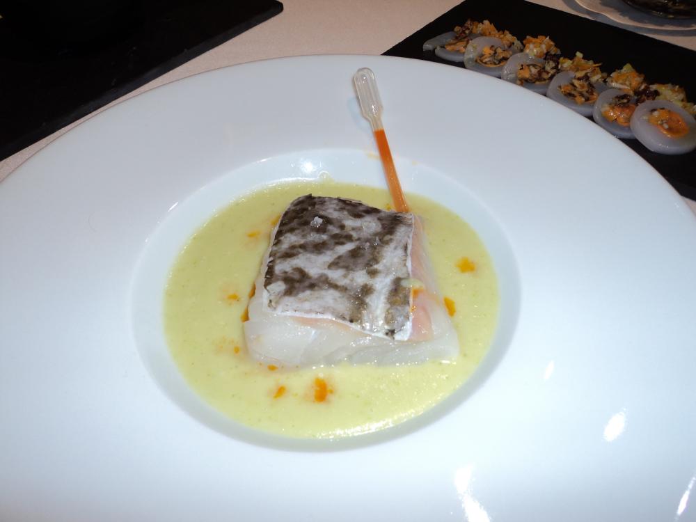 Abadejo con crema de repollo y aceite de chorizo
