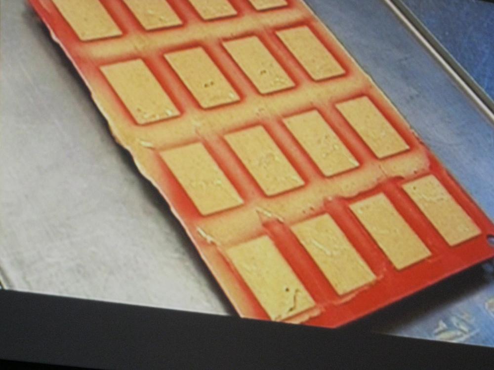 moldes con la emulsión para el turrón