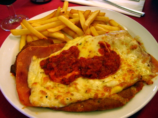 milanesa a la napolitana con papas -patatas- fritas