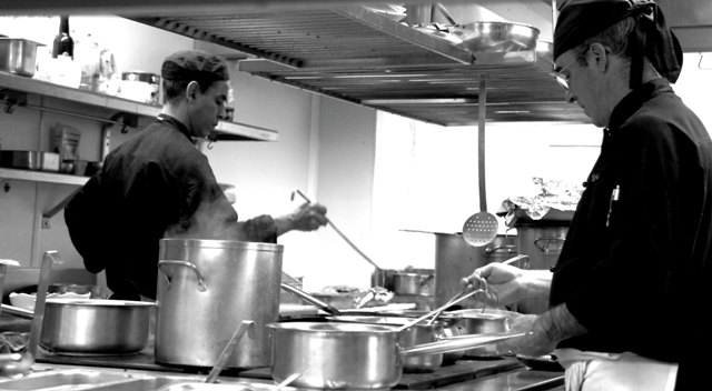 (derecha) Su jefe de cocina, José Batalla, entre fogones