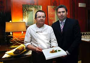 El director del hotel, Enrique Gómez, junto al chef Domingo Astorga