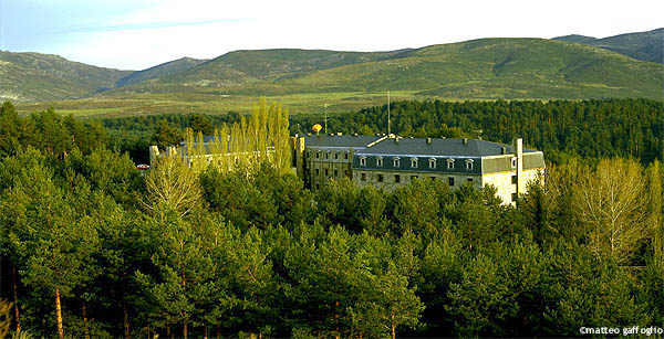 Parador de Gredos escondido en la inmensa vegetación