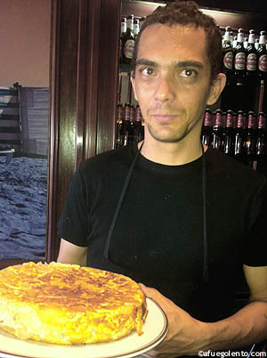 La tortilla recién hecha de Osnir Lima, cocinero de mi equipo de Aquiara