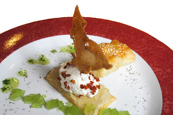 Crujiente de trucha sobre queso fresco