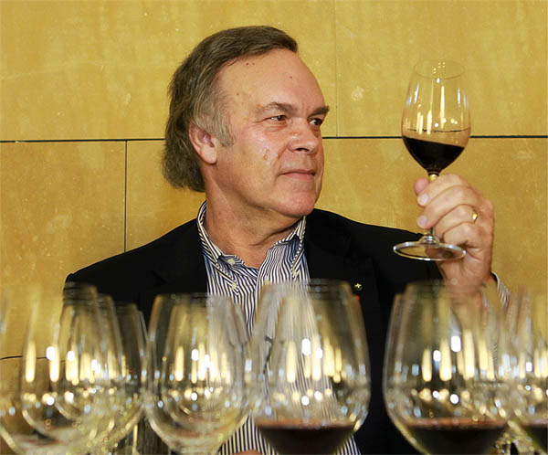 El crítico Robert Parker durante una cata