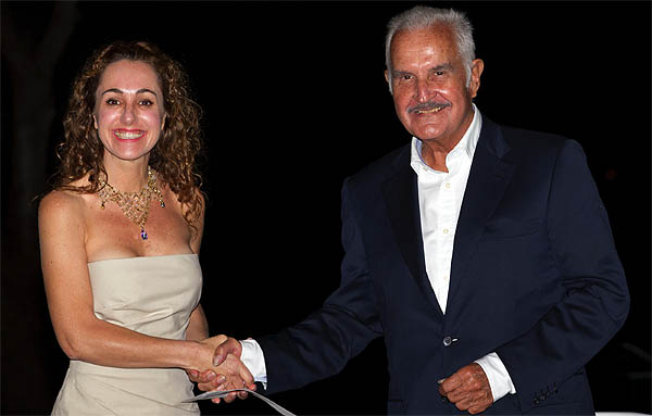 Carlos Fuentes recibiendo el premio de manos de Marta Buades
