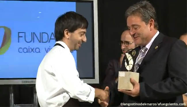Germán Espinosa, recibiendo el premio