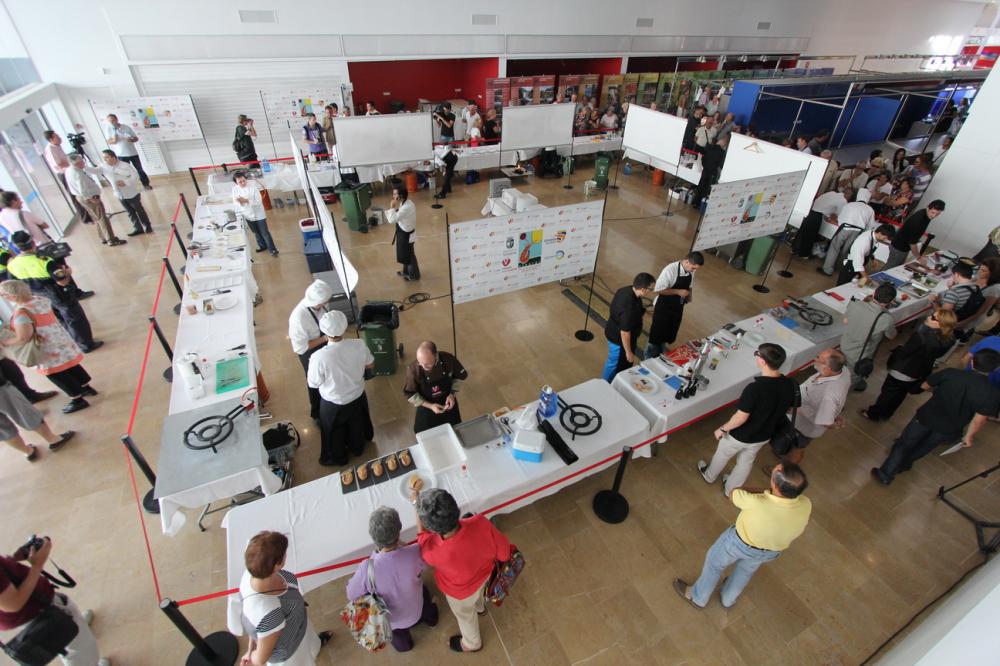 Los participantes en acción, en el mercado de Vinaroz