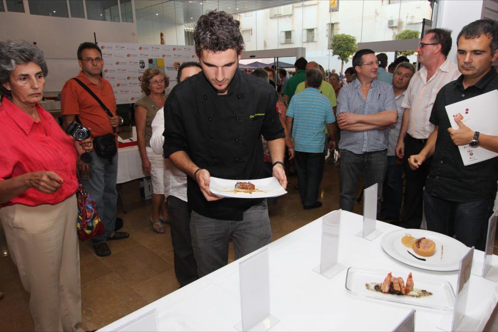 Albert Casas ayudante del ganador, llebando los platos a la mesa de exposición.