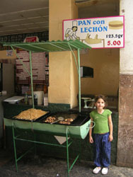 Puesto callejero de pan con lechón