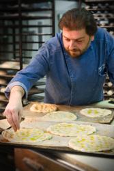 Paco elaborando tortas de aceite