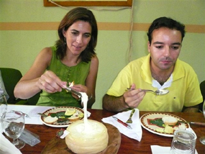Dos catadores se disponen a catar una torta de la Serena