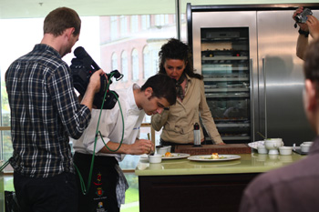 Bixente finalizando la esfera ante la mirada de los medios de comunicación