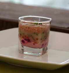 Percepciones cristalinas, chupito de muselina de remolacha y su aire con snow crab y jugo de trufa