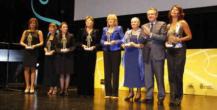 Las premiadas posan con el presidente de la Comunidad Foral, Miguel Sanz