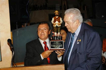 Diego entregando el premio