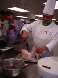 Elaboración del pato Pekín, el corte del ala