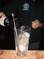 Tres partes de bourbon en un vaso mezclador con hielos