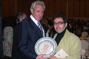 José Oneto entregando el plato a Luis del Olmo