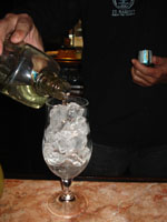 Comenzar bañando los hielos troceados con dos partes de tequila