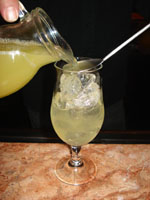 Añadir tres partes de zumo de piña natural