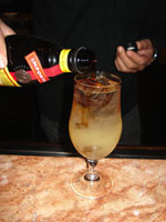 Terminar la copa con una parte de Kahlúa