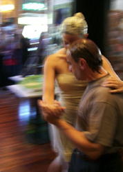 Una pareja baila con las cabezas cubiertas de chocolate