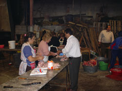 Familias en labores matanceras.