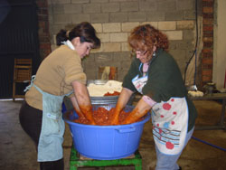 Preparando la masa para los chorizos.