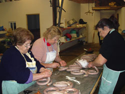 Mujeres haciendo embutido.