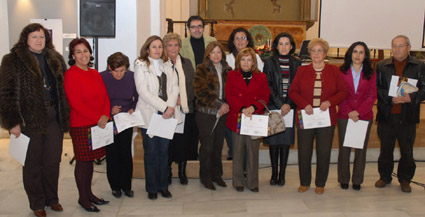 José Oneto con las alumnas del curso de cocina