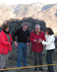 Asesor agrícola controla la uva