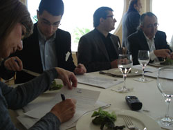 Miembros del panel de cata puntuando los alimentos