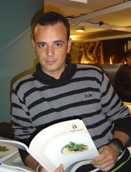 Javi Antoja de la Rosa, con un ejemplar de Apicius