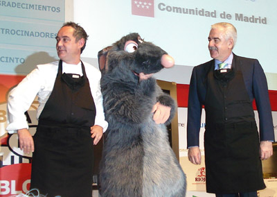 Ferran Adrià y Javier Vasallo, posaron con los delantales de David Delfín